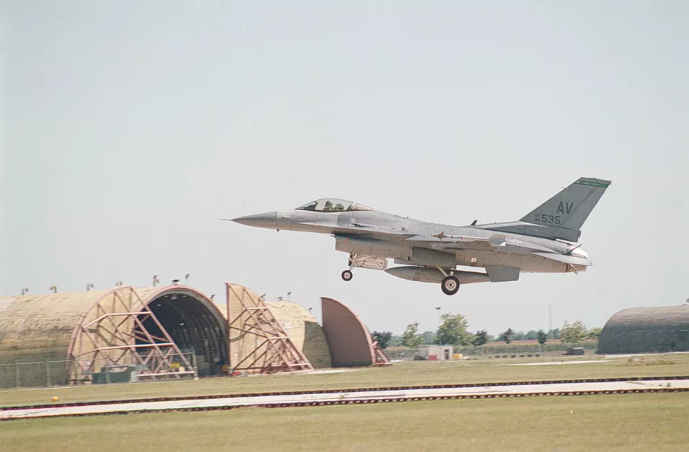 Letališče Aviano, letalo F-16 Zlata ribica Nedeljskega