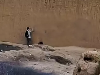 Neznani storilec je z obscenim grafitom oskrunil zid starodavnega mesta Chan Chan. Foto: X