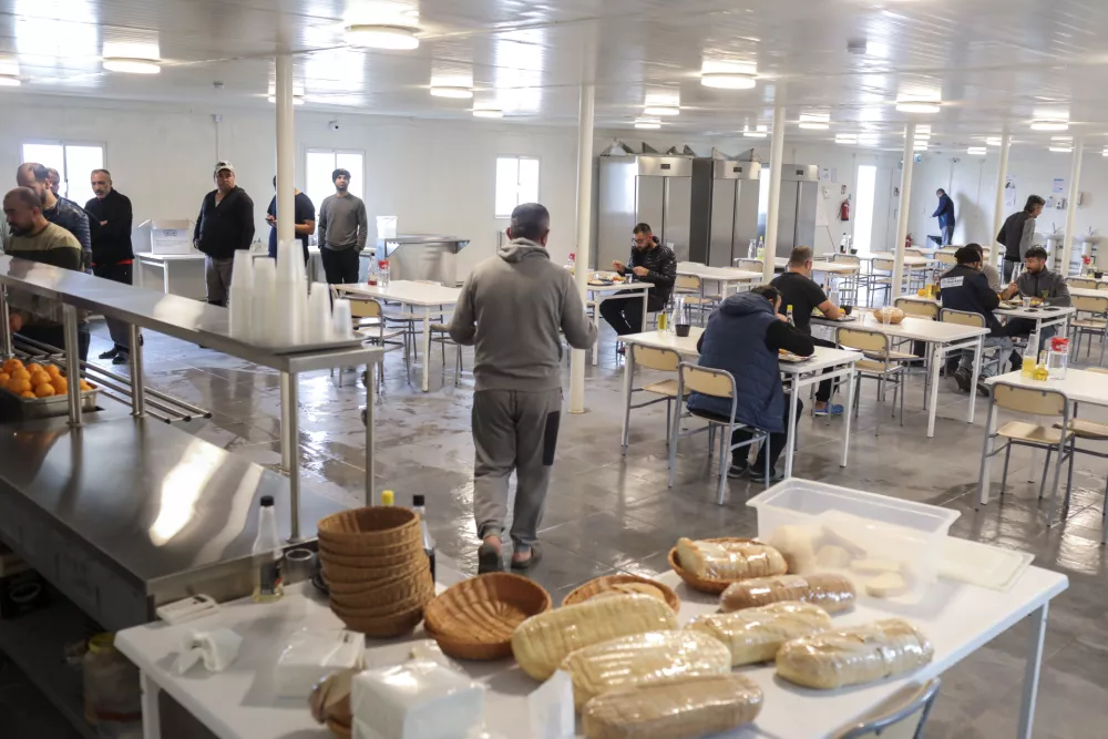  delavska jedilnica,- 03.11.2022 – Orehek pri Postojni - delavsko naselje za turške delavce, ki gradijo drugi tir železniške proge med Koprom in Divačo – turški delavci //FOTO: Jaka Gasar