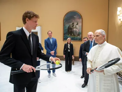 Italian tennis player Jannik Sinner meets Pope Leo XIV during a private audience at the Vatican, May 14, 2025. Vatican Media/­Handout via REUTERS  ATTENTION EDITORS - THIS IMAGE WAS PROVIDED BY A THIRD PARTY.