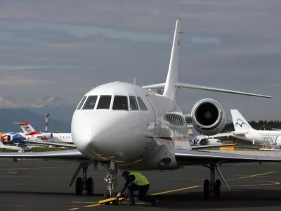 Slovensko protokolarno letalo falcon 2000EX po več kot pol leta, odkar je prenehala najemna pogodba v ZDA, pristalo na letališču Brnik.- Letalo je priletelo iz švicarskega Basla, kjer je bilo na temeljitem remontu po štirih letih najema, cena remonta pa naj bi bila nekaj 100.000 evrov///FOTO: Luka CjuhaOPOMBA: ZA OBJAVO V ČASOPISU DNEVNIK