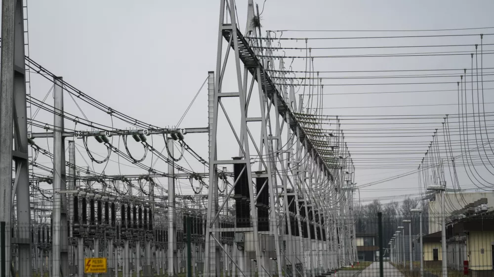 elektrika - simbolična fotografijaelektrično omrežjeomrženinaporaba elektrikedaljnovodelektrična napeljavaELES11.02.2025 Električno omrežje, okolica BeričevaFOTO: Nik Erik Neubauer