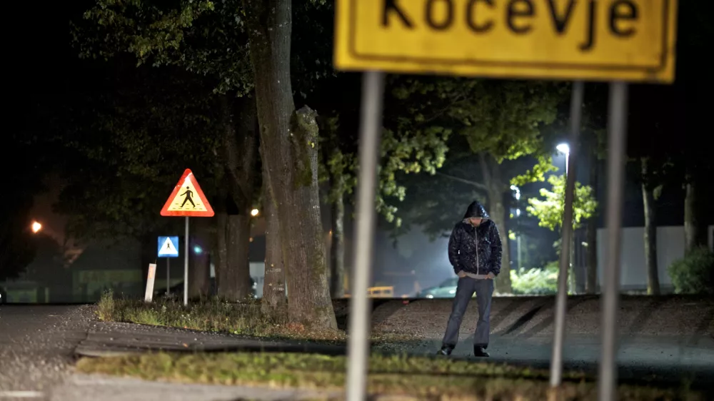 - Kočevje 2011 - vandalizem - številni nočni požigi - razmišljajo o policijski uri, da bi vsem mlajšim od 16 let po 22. uri prepovedovali zbiranje na prostem  //FOTO: Jaka Adamič 