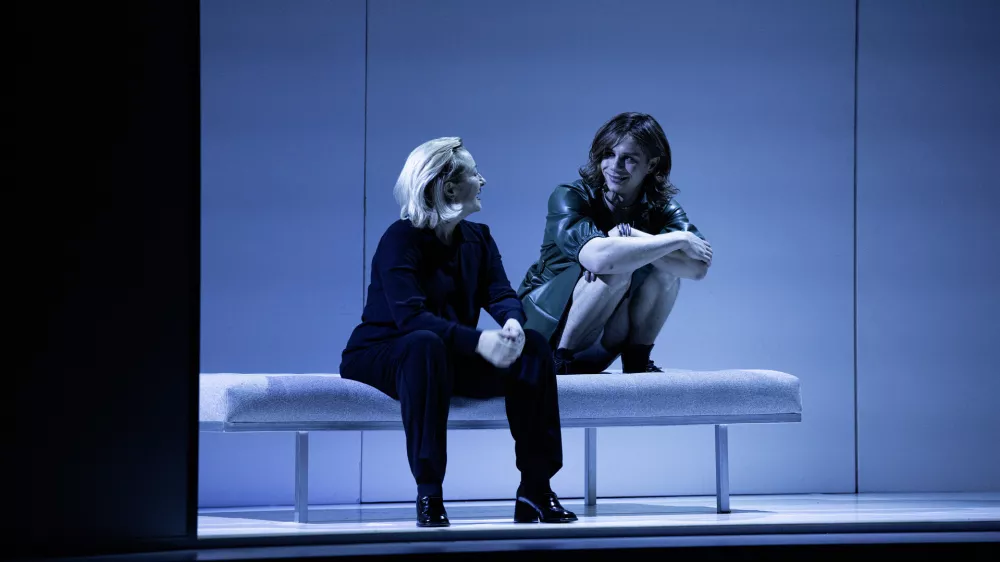 Vizualna podoba predstave je zdravniškemu okolju primerna: belina, sterilnost, premične stene, kovinske mize. Foto: Peter Uhan