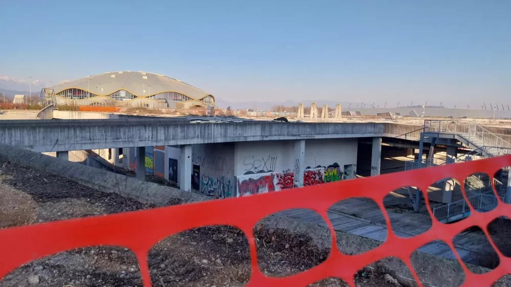 Športni park stožice -- nakupovalno središče Stožice - počistili del zemljišča ob Vojkovi cesti