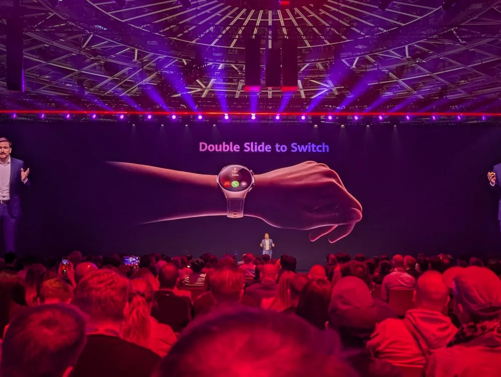 Ura watch 5 v nekaterih aplikacijah omogoča nadzor z gestami prstov, ki jih naprava zazna prek svojih tipal.