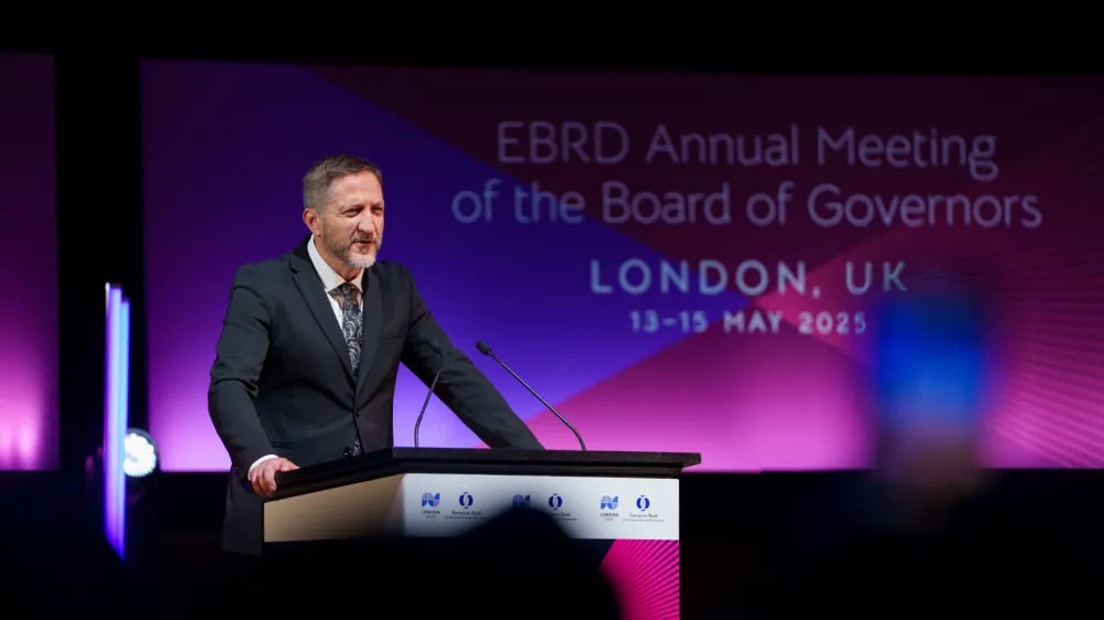 Finančni minister Klemen Boštjančič pravi, da je Slovenija izvozno usmerjeno gospodarstvo in je zelo odvisna od največjih trgovinskih partnerjev. Naši največji trgovinski partnerji pa imajo precejšnje težave. F STA