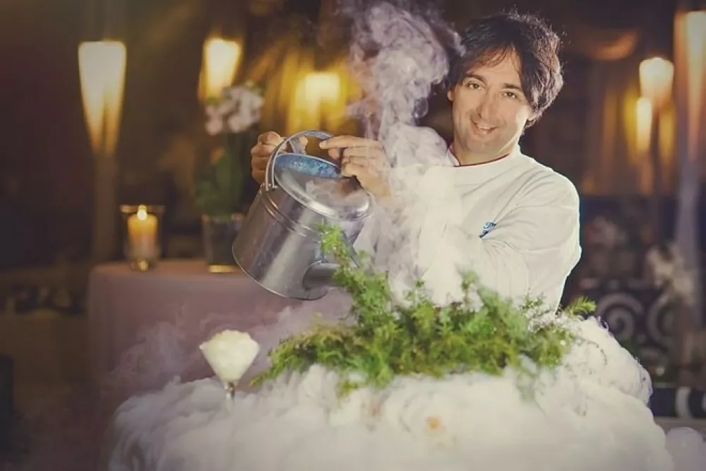 Najbolj znana jed Tomija Kavčiča: gintonik, z di&scaron;ečim dimom, &scaron;umenjem in izvrstnim okusom