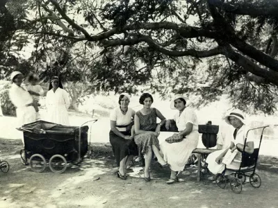 Aleksandrinke so bile pogumne Slovenke, ki so odšle v Egipt, da bi preživele svojo družino. Čeprav jim je bilo težko, so dobile novo znanje, se naučile novih jezikov ter postale zgled samostojnih in ekonomsko neodvisnih žensk.