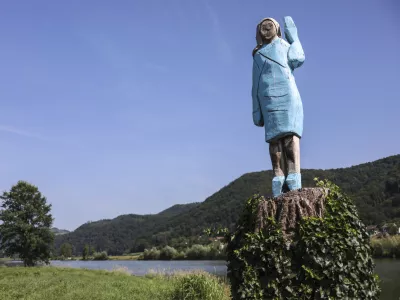 ﻿Sevnica - skulptura Melania Trump na obrežku Save, ki je del razstave Ta Eho ameriškega umetnika Brada Downeya - leseno skulpturo je izklesal domačin Aleš Župevc – Max - 01.07.2019 – Občina Sevnica – poletna počitniška reportaža //FOTO: Jaka Gasar