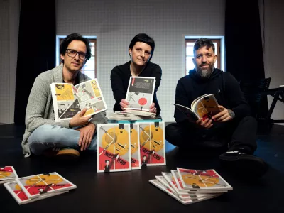 V Vodnikovi domačiji so Srečkonstrip takole predstavili ilustrator Jaka Vukotič, avtorica spremne besede Mateja Kralj in pisatelj Žiga X Gombač. Foto: Nada Žgank