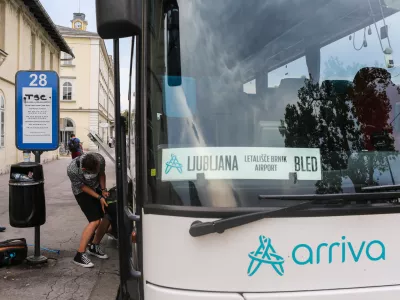 Avtobus, ki je startal v Ljubljani, si je do Jesenic nabral polurno zamudo. Foto: Bojan Velikonja