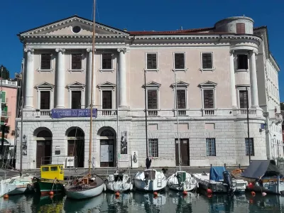 ﻿Pomorski muzej (palača Gabrielli) pred mandračem kjer je vidna jadrnica Galeb (dar Pie in Pina Mlakarja).