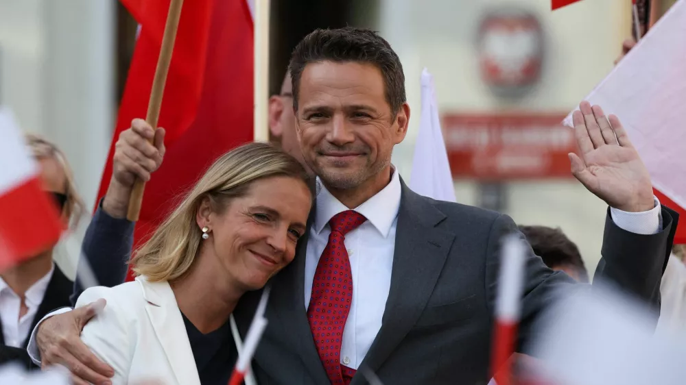 Civic Coalition presidential candidate, Warsaw Mayor Rafal Trzaskowski and his wife Malgorzata smile at an election rally in Miedzyrzecz, Poland, May 14, 2025. REUTERS/Kacper Pempel