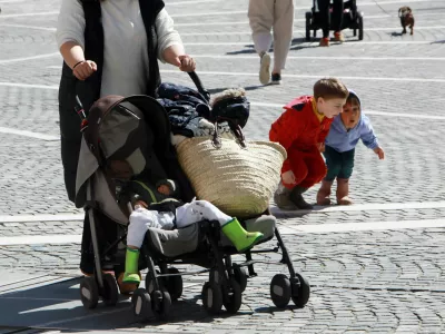 Zaradi sramotne podplačanosti njihovega dela se za rejništvo prijavlja iz leta v leto manj kandidatov. Fotografija je simbolična. Foto: Tomaž Skale