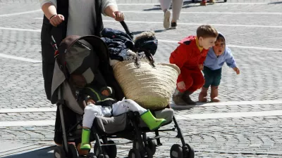 Zaradi sramotne podplačanosti njihovega dela se za rejništvo prijavlja iz leta v leto manj kandidatov. Fotografija je simbolična. Foto: Tomaž Skale