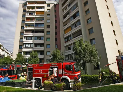 - požar - stanovanjski blok v ljubljanskem naselju Nove Jarše - Beblerjev trg 3. //FOTO: Tomaž Skale