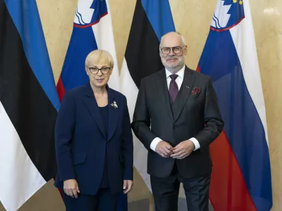 Predsednica republike Natase Pirc Musar z estonskim predsednikom Alarjem Karisom. Foto: STA