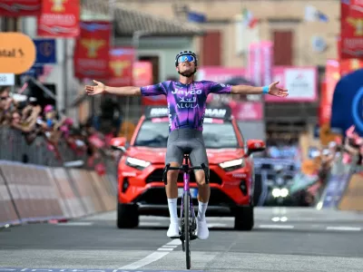 Cycling - Giro d'Italia - Stage 8 - Giulianova to Castelraimondo - Italy - May 17, 2025 Team Jayco AlUla's Luke Plapp celebrates as he crosses the finish line to win stage 8 REUTERS/Jennifer Lorenzini