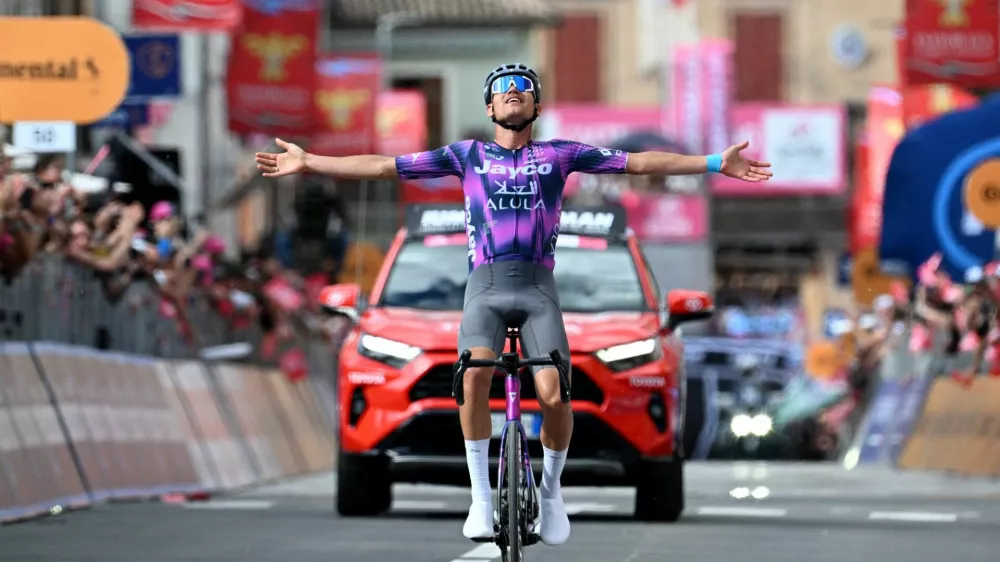 Cycling - Giro d'Italia - Stage 8 - Giulianova to Castelraimondo - Italy - May 17, 2025 Team Jayco AlUla's Luke Plapp celebrates as he crosses the finish line to win stage 8 REUTERS/Jennifer Lorenzini