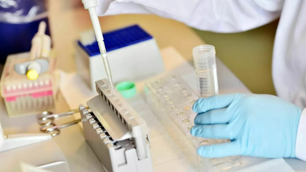 Analiza DNK je pokazala, da tožnik ni biološki oče dvojčic. Foto: Reuters