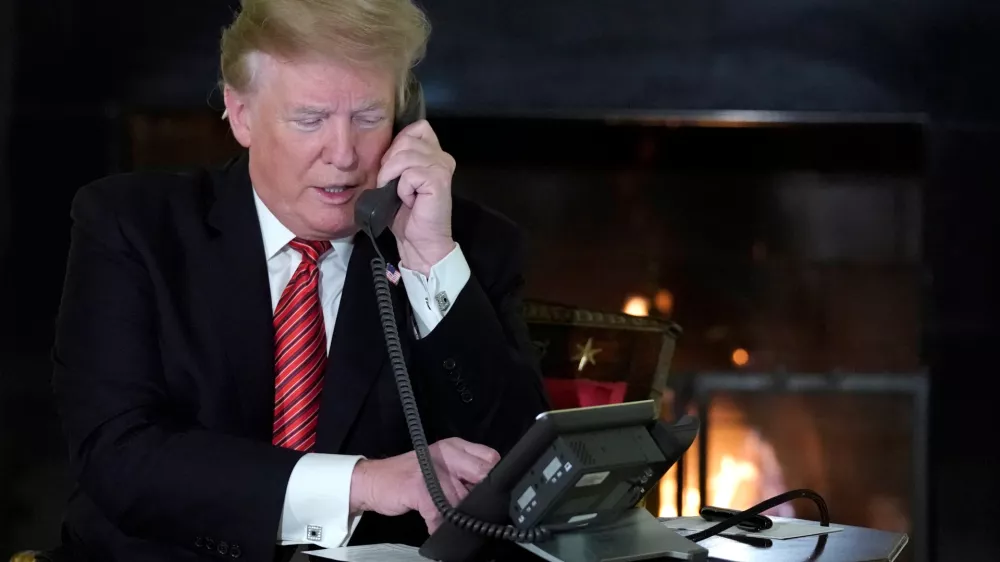 ﻿U.S. President Donald Trump participates in NORAD Santa tracker phone calls from the White House in Washington, U.S. December 24, 2018. REUTERS/Jonathan Ernst - RC16541E9E50