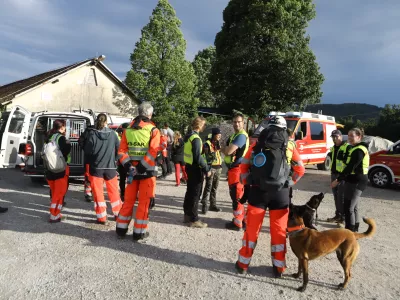Na območju Šmarne gore so policisti, gasilci in vodniki reševačlnih psov iskali pogrešanega padalca, ki naj bi strmoglavil. Foto: Luka Cjuha