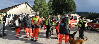 Na območju Šmarne gore so policisti, gasilci in vodniki reševačlnih psov iskali pogrešanega padalca, ki naj bi strmoglavil. Foto: Luka Cjuha