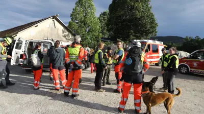Na območju Šmarne gore so policisti, gasilci in vodniki reševačlnih psov iskali pogrešanega padalca, ki naj bi strmoglavil. Foto: Luka Cjuha