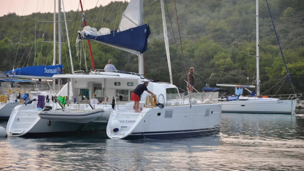 Tudi na Jadranu je zadnja leta videti vse več (pretežno sposojenih) katamaranov, ki za višjo najemnino nudijo veliko prostora večji jadralski druščini.