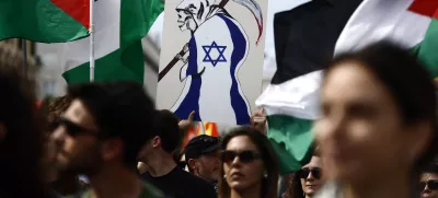 V nekaterih mestih po Evropi so potekali shodi, posvečeni solidarnosti s Palestinci in uperjeni proti ravnanju Izraela, v soboto tudi v Rimu. Foto: AP