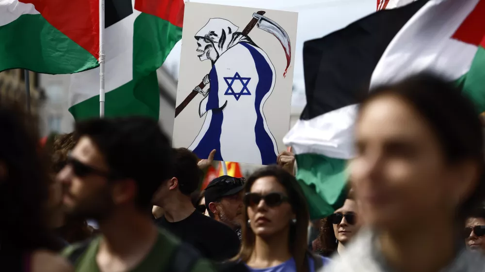 V nekaterih mestih po Evropi so potekali shodi, posvečeni solidarnosti s Palestinci in uperjeni proti ravnanju Izraela, v soboto tudi v Rimu. Foto: AP