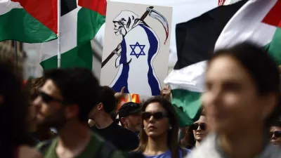 V nekaterih mestih po Evropi so potekali shodi, posvečeni solidarnosti s Palestinci in uperjeni proti ravnanju Izraela, v soboto tudi v Rimu. Foto: AP