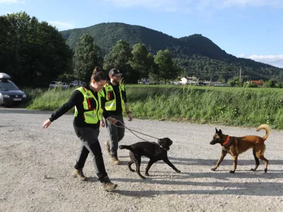 Domnevno strmoglavljenega padalca so iskali tudi vodniki službenih psov. Foto: Luka Cjuha
