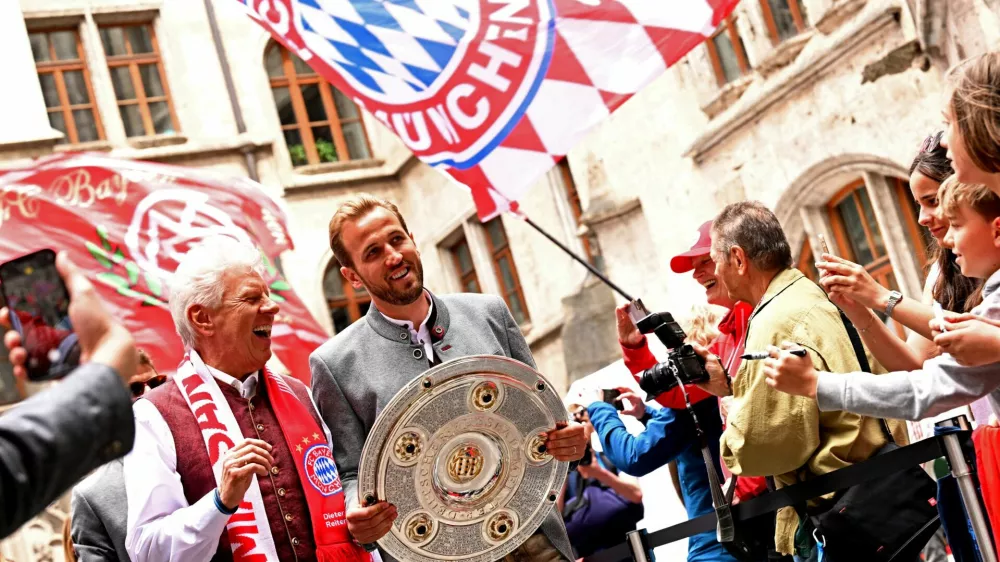Soccer Football - Bundesliga - Bayern Munich men's and women's team celebrate 2025 Bundesliga titles - Munich, Germany - May 18, 2025 Bayern Munich's Harry Kane celebrates with the trophy during the parade REUTERS/Angelika Warmuth   TPX IMAGES OF THE DAY