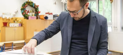 Croatia, Zagreb, 180525. Local elections 2025. Nova Cesta 92. Candidate for mayor of the City of Zagreb Tomislav Tomasevic votes in the elections. Photo: Darko Tomas / CROPIX Zagreb Croatia Copyright: xxDarkoxTomasx tomasevic_izbori5-180525No Use Switzerland. No Use Germany. No Use Japan. No Use Austria