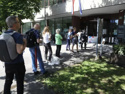 Lani se je pred Upravno enoto Ljubljana vila vrsta čakajočih. Takšnih čakalnih vrst letos sicer ni več, kljub temu pa se zaostanki tudi tukaj spet izrazito kopičijo.
Foto: Luka Cjuha