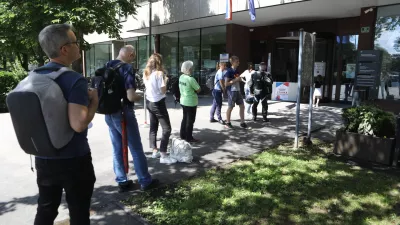 Lani se je pred Upravno enoto Ljubljana vila vrsta čakajočih. Takšnih čakalnih vrst letos sicer ni več, kljub temu pa se zaostanki tudi tukaj spet izrazito kopičijo.
Foto: Luka Cjuha