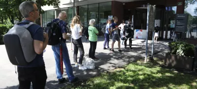 Lani se je pred Upravno enoto Ljubljana vila vrsta čakajočih. Takšnih čakalnih vrst letos sicer ni več, kljub temu pa se zaostanki tudi tukaj spet izrazito kopičijo.
Foto: Luka Cjuha