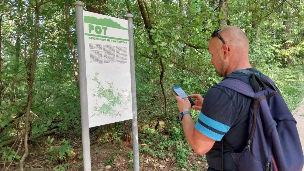 Rok Godec, soavtor Učne poti Golovec, je v pomoč pri reševanju nalog ponudil tudi informativne table.