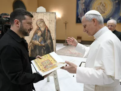 18 May 2025, Vatican, Vatican City: Pope Leo XIV (R) greets Ukraine's President Volodymyr Zelensky after his inauguration at the Vatican. Photo: Vatican Media/IPA via ZUMA Press/dpa