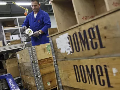 proizvodnja- DOMEL, elektromotorji in gospodinjski aparati d.o.o. Železniki, - globalni razvojni dobavitelj dovršenih rešitev elektromotornih pogonov in komponent, temelječih na lastnih inovativnih tehnologijah - podjetje v pretežni lasti delavcev    ///FOTO: Luka CjuhaOPOMBA: ZA OBJAVO V PRILOGI – DNEVNIKOV OBJEKTIV - REPORTAŽA 2013