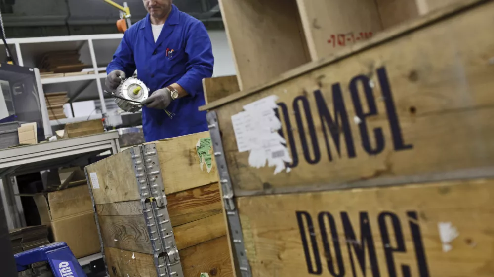 proizvodnja- DOMEL, elektromotorji in gospodinjski aparati d.o.o. Železniki, - globalni razvojni dobavitelj dovršenih rešitev elektromotornih pogonov in komponent, temelječih na lastnih inovativnih tehnologijah - podjetje v pretežni lasti delavcev    ///FOTO: Luka CjuhaOPOMBA: ZA OBJAVO V PRILOGI – DNEVNIKOV OBJEKTIV - REPORTAŽA 2013