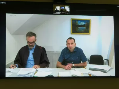 »Zelo mi je žal za to, kar se je zgodilo. A spremeniti ne morem ničesar. Ne počutim se krivega,« je tik pred izrekom sodbe dejal Rožle Grintal (desno). Ob njem zagovornik Matjaž Medle. F Dragana Stanković