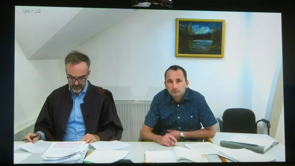 »Zelo mi je žal za to, kar se je zgodilo. A spremeniti ne morem ničesar. Ne počutim se krivega,« je tik pred izrekom sodbe dejal Rožle Grintal (desno). Ob njem zagovornik Matjaž Medle. F Dragana Stanković