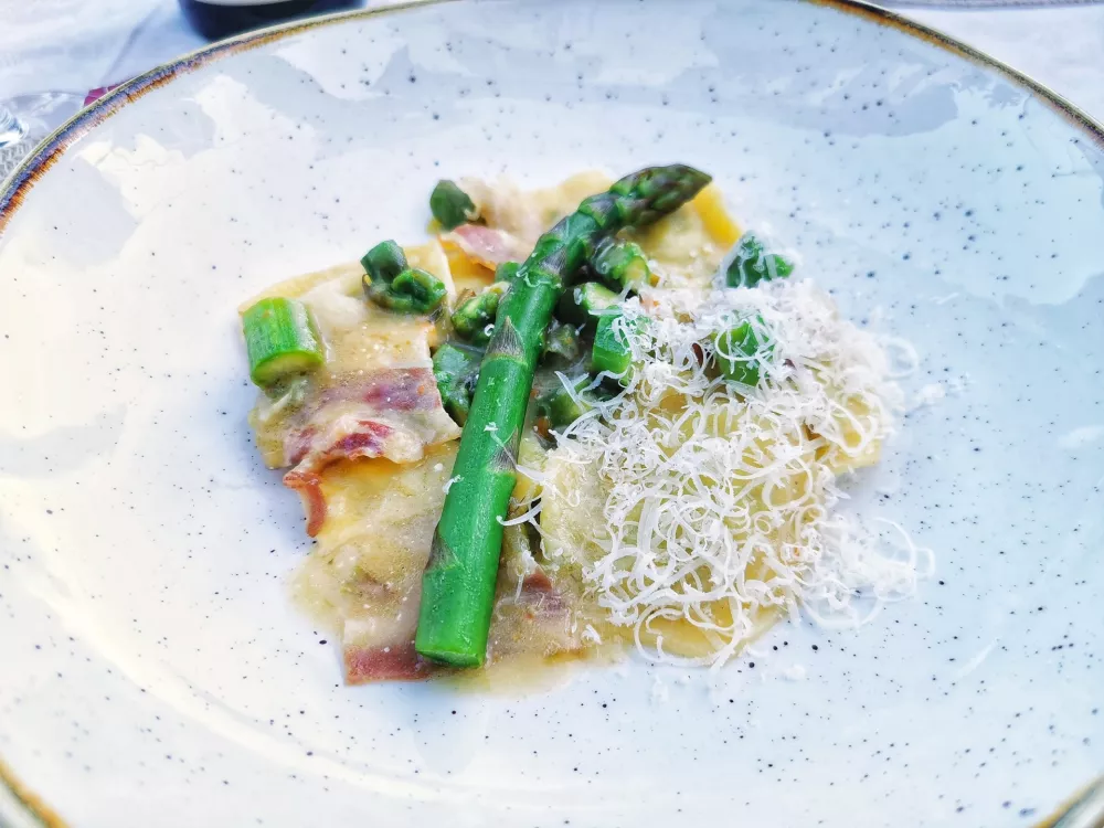 Ravioli s šparglji, panceto in sirom, Okrepčevalnica na lepem razgledu