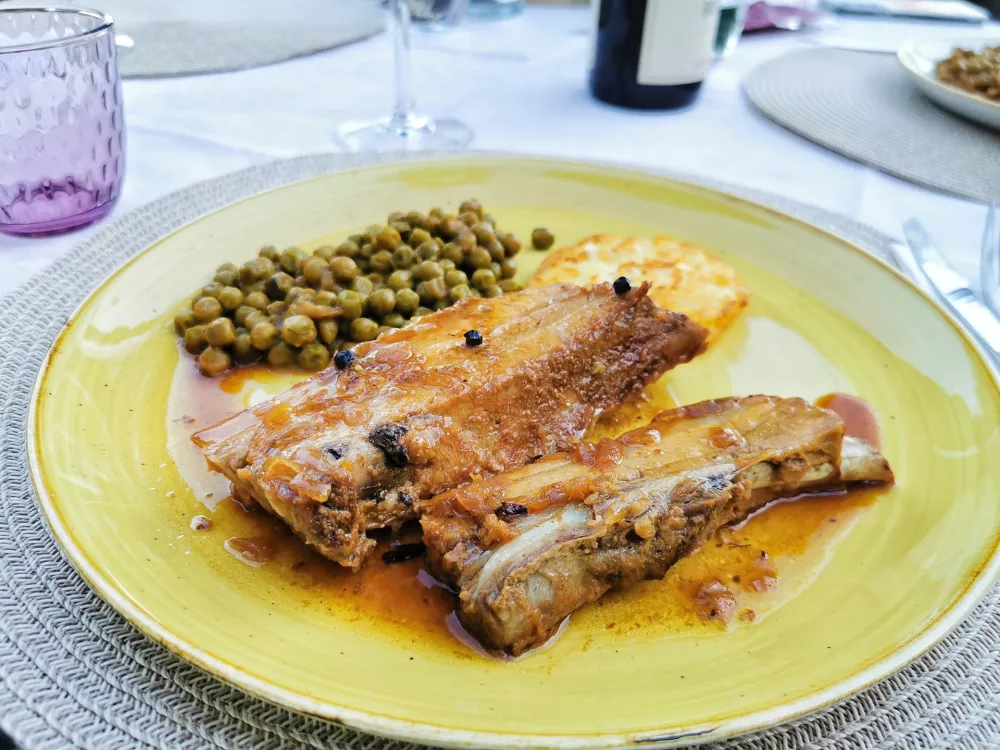 Svinjska rebrca s krompirjem in grahom, Okrepčevalnica na lepem razgledu