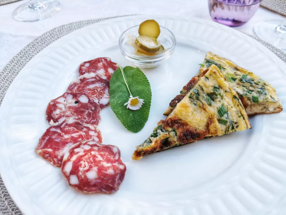 Zeliščna frtalja in suha salama, Okrepčevalnica na lepem razgledu