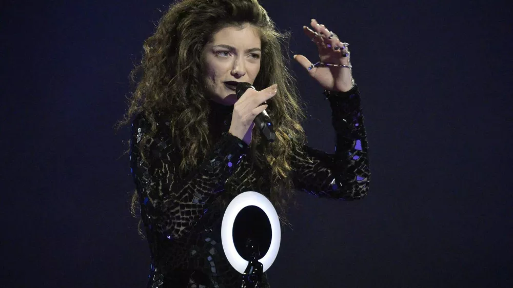 ﻿Singer Lorde accepts the International Female Solo Artist award at the BRIT Awards, celebrating British pop music, at the O2 Arena in London February 19, 2014. REUTERS/Toby Melville (BRITAIN - Tags: ENTERTAINMENT) (BRIT-WINNERS) FOR EDITORIAL USE ONLY. NOT FOR SALE FOR MARKETING OR ADVERTISING CAMPAIGNS