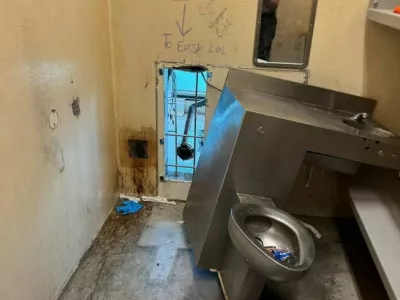 Zaporniki so iz zidu iztrglai straniščno školjko in se uspeli skozi luknjo izmuzniti na prostost. Foto: urad šerifa v New Orleansu